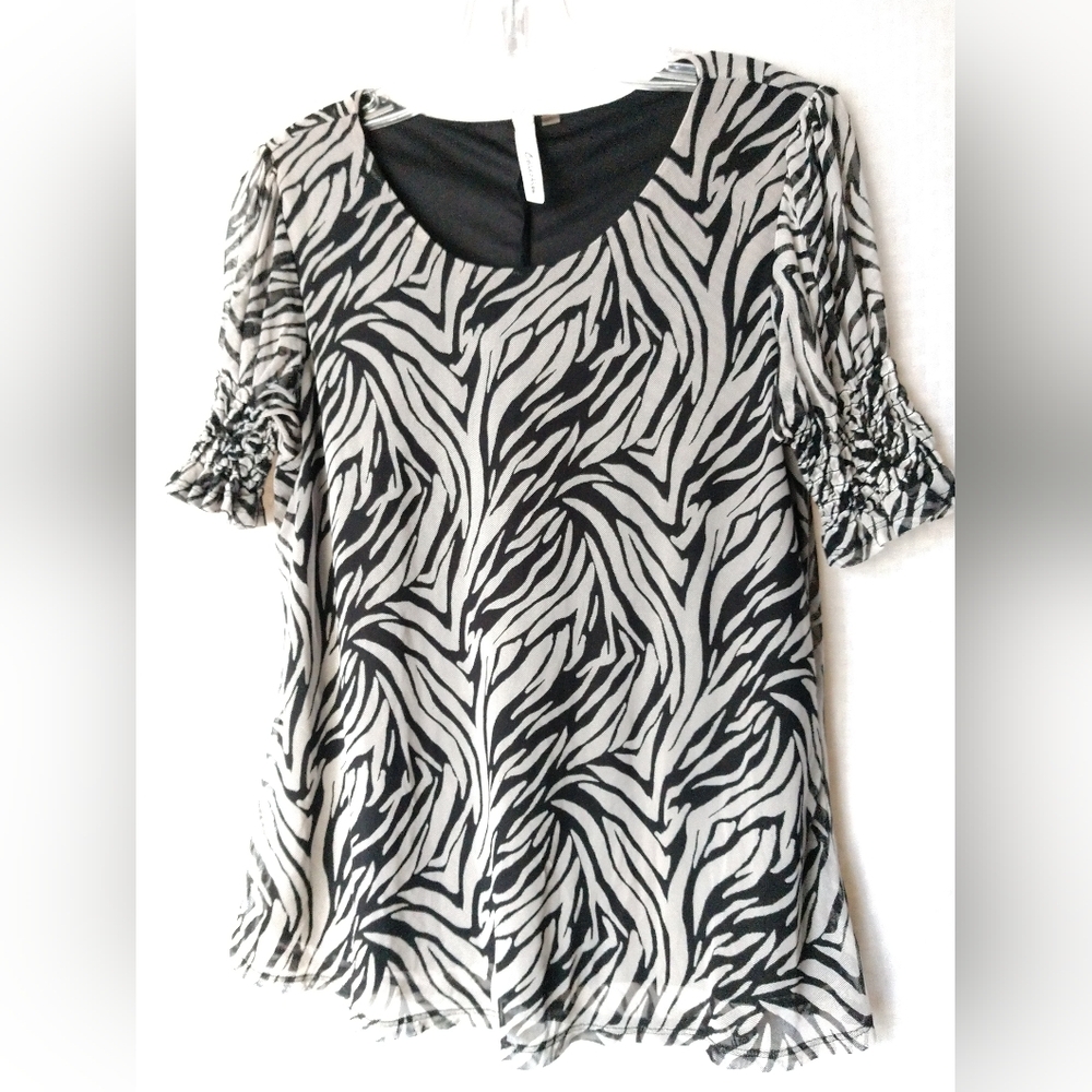 Pretty NY Collection Top Grey Black Abstract Print Short Sleeve Medium Chest 36"
